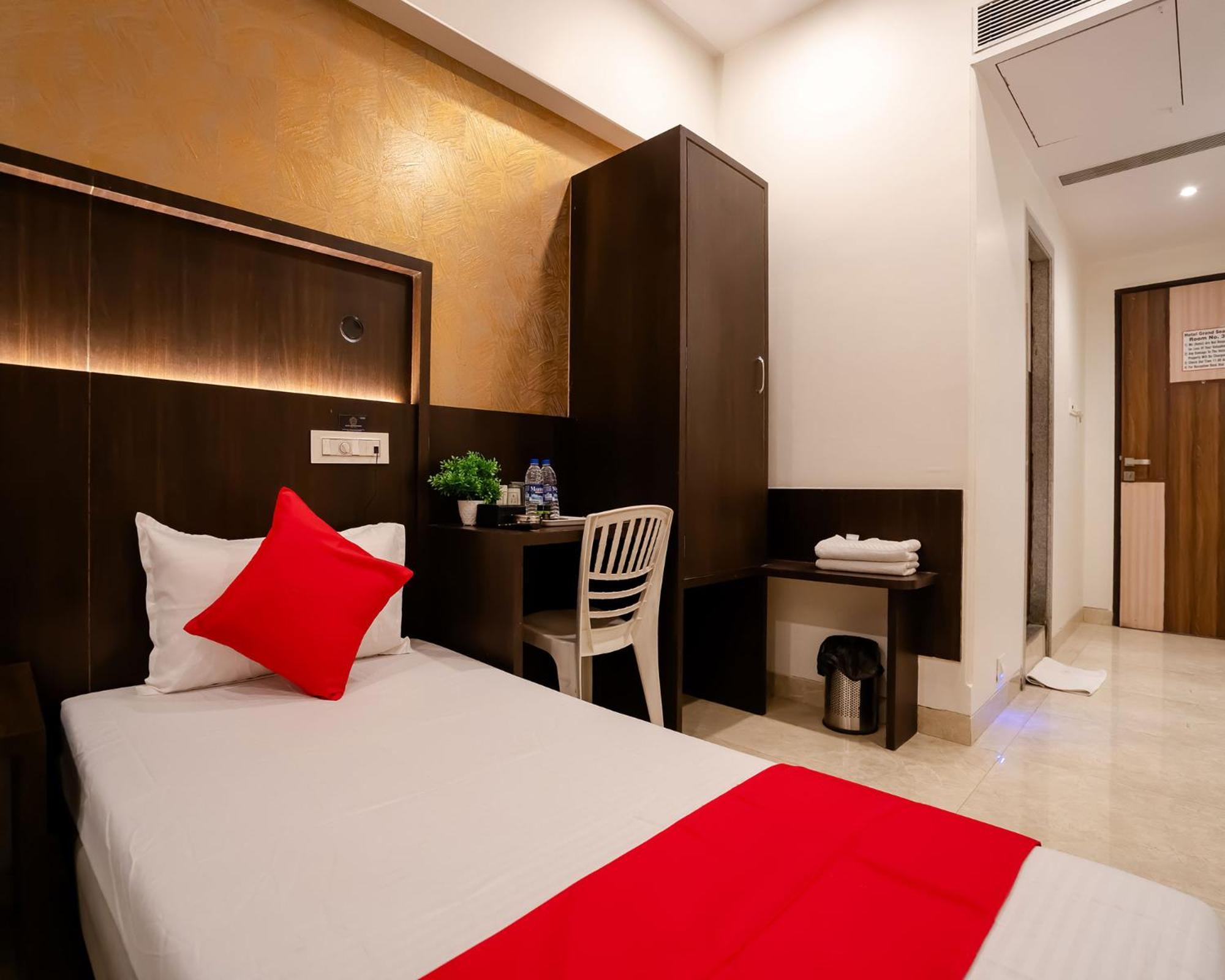 Hotel Grand Seasons- Нави Мумбай Екстериор снимка